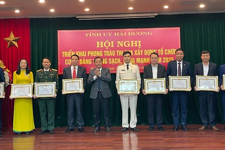 Lãnh đạo tỉnh Hải Dương tặng Bằng khen các tổ chức, cá nhân tiêu biểu trong công tác xây dựng tổ chức đảng trong sạch, vững mạnh.