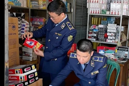 Cán bộ quản lý thị trường kiểm tra hàng hóa bầy bán tại cửa hàng của ông N.V.K.