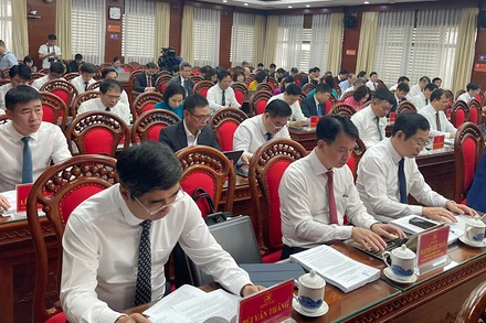 Các đại biểu nghiên cứu tài liệu và góp ý vào báo cáo tiến độ triển khai các kết luận của Trung ương về sắp xếp, tổ chức bộ máy trong hệ thống chính trị.