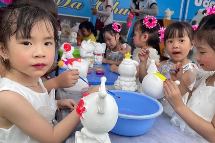 Trẻ Trường mầm non Thanh Bình trải nghiệm hoạt động tô tượng.