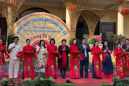 Các đại biểu cắt băng khai mạc trưng bày chuyên đề.