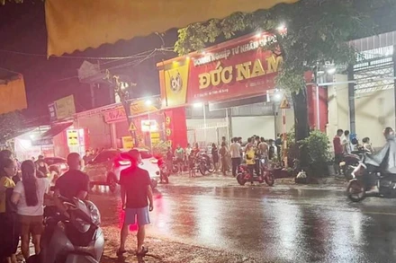 Người dân tụ tập trước cửa hàng vàng Đức Nam sau khi xảy ra vụ cướp.