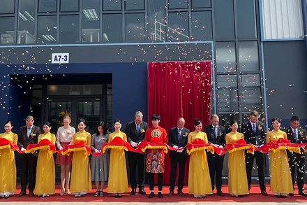 Cắt băng khánh thành nhà máy đầu tiên của Tập đoàn Công nghệ HARTING tại Hải Dương.