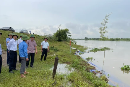 Lãnh đạo tỉnh Hải Dương kiểm tra khu vực bờ sông Thái Bình bị sạt lở do khai thác cát trái phép.