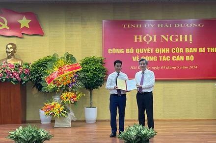 Đồng chí Nguyễn Quang Dương, Ủy viên Trung ương Đảng, Phó Trưởng Ban Tổ chức Trung ương trao Quyết định của Ban Bí thư phân công Thiếu tướng Lê Ngọc Châu tham gia Ban Chấp hành, Ban Thường vụ và giữ chức Phó Bí thư Tỉnh ủy Hải Dương.