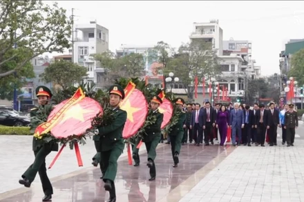 Đoàn cán bộ tỉnh Hải Dương dâng hoa tưởng niệm các Anh hùng liệt sĩ.