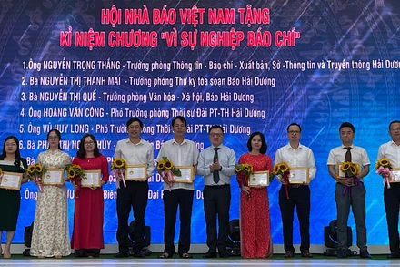 Chủ tịch Hội Nhà báo Việt Nam Lê Quốc Minh trao tặng Kỷ niệm chương “Vì sự nghiệp báo chí” cho những cán bộ có nhiều cống hiến.