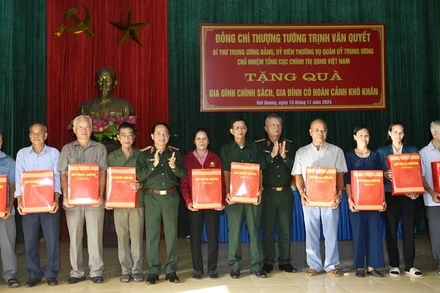 Thượng tướng Trịnh Văn Quyết trao quà tặng các hộ gia đình có hoàn cảnh khó khăn tại xã Thanh Quang.