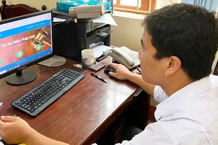 Cán bộ tỉnh Hải Dương tham gia cuộc thi tìm hiểu pháp luật trực tuyến.