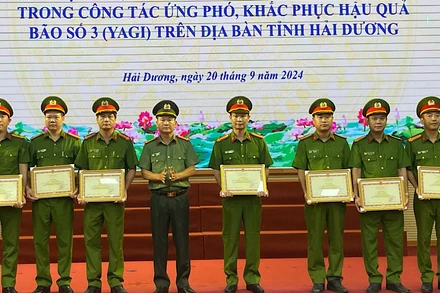 Giám đốc Công an tỉnh Hải Dương Bùi Quang Bình trao Bằng khen của Bộ Công an tặng các tập thể, cá nhân tiêu biểu.
