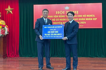 Đại diện Công ty nước sạch Thanh Sơn ủng hộ người nghèo tỉnh Hải Dương 450 suất quà với tổng số tiền 225 triệu đồng.