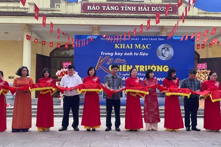 Cắt băng khai mạc Trưng bày bộ ảnh tư liệu “Ký ức chiến trường” .