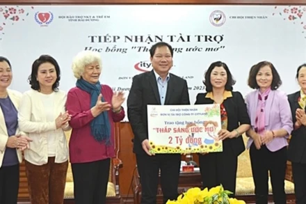 Đại diện nhà tài trợ trao 2 tỷ đồng dành cho chương trình học bổng “Thắp sáng ước mơ”
