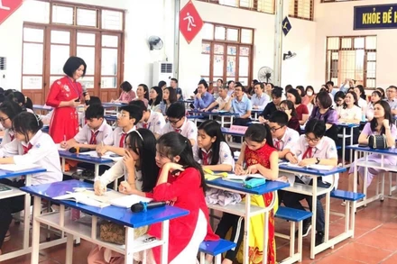 Giờ học áp dụng công nghệ thông tin vào học tiếng Anh ở trường trung học phổ thông Tân Bình, thành phố Hải Dương.