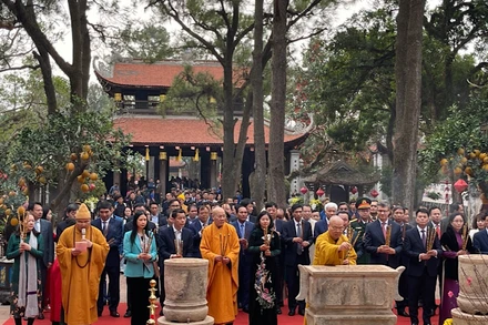 Các nhà sư và quan khách dâng hương tại chùa Côn Sơn.
