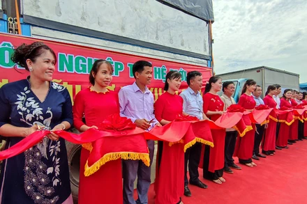 Các đại biểu cắt băng xuất bán chuyến hàng lúa hữu cơ.