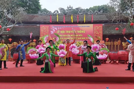 Chương trình nghệ thuật tại Lễ hội truyền thống Văn miếu Mao Điền.