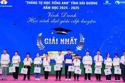 Ban tổ chức vinh danh học sinh đạt giải nhất cấp huyện trong Tháng tự học tiếng Anh.