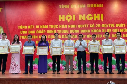 Đồng chí Trần Đức Thắng, Ủy viên Trung ương Đảng, Bí thư Tỉnh ủy Hải Dương tặng Bằng khen 11 tập thể và 15 cá nhân có thành tích xuất sắc trong thực hiện Nghị quyết số 29-NQ/TW của Ban Chấp hành Trung ương Đảng.