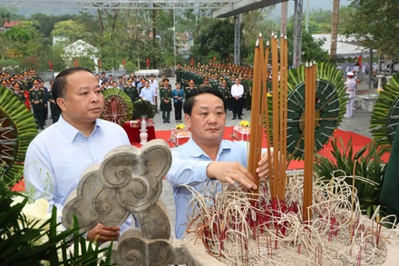 Các đồng chí lãnh đạo tỉnh Hà Giang thắp hương trước anh linh các Anh hùng liệt sĩ tại Nghĩa trang Liệt sĩ Vị Xuyên.