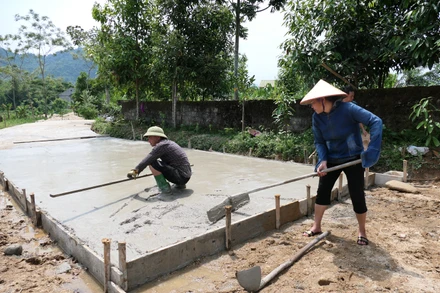 Người dân xã Việt Lâm, huyện Vị Xuyên góp công làm đường giao thông nông thôn.