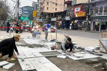 Xã hội hóa lát gạch vỉa hè ở phường Trần Phú, thành phố Hà Giang. 