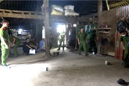 Cơ quan chức năng đang khám nghiệm hiện trường.