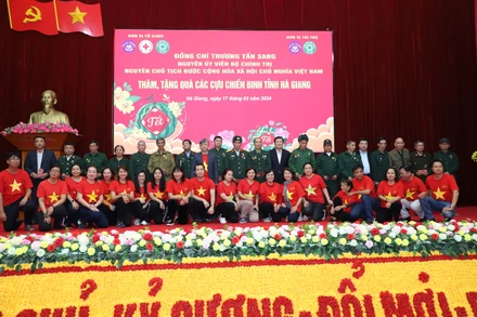 Nguyên Chủ tịch nước Trương Tấn Sang tặng quà cho các cựu chiến binh huyện Vị Xuyên.