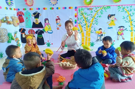 Cô và trò điểm trường mầm non thôn Tả Ván, xã Xín Chải, huyện Vị Xuyên (Hà Giang).