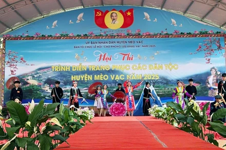 Hội thi trình diễn trang phục dân tộc là một trong những hoạt động trong khuôn khổ Lễ hội chợ Phong lưu Khâu Vai.