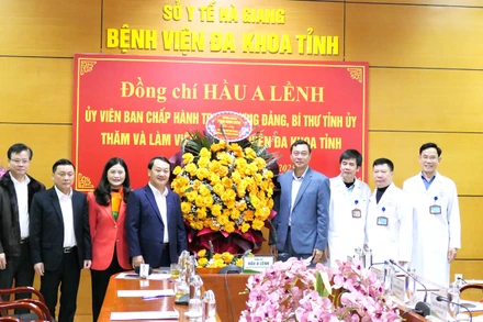 Bí thư Tỉnh ủy Hà Giang Hầu A Lềnh đã trao lẵng hoa của Thủ tướng Chính phủ tặng ngành y tế tỉnh Hà Giang.