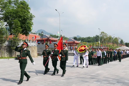 Truy điệu, an táng hài cốt liệt sĩ tại Nghĩa trang Liệt sĩ Vị Xuyên.