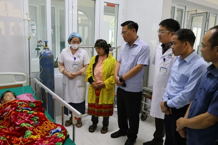 Lãnh đạo huyện Đồng Văn thăm hỏi người bị ngộ độc nghi do thuốc trừ sâu tại Bệnh viện Đa khoa huyện Đồng Văn.