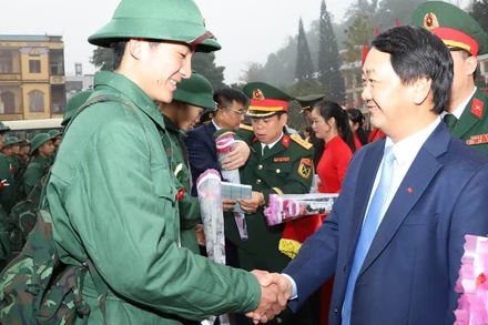 Bí thư Tỉnh ủy Hà Giang Hầu A Lềnh động viên các thành niên huyện Bắc Quang lên đường nhập ngũ.