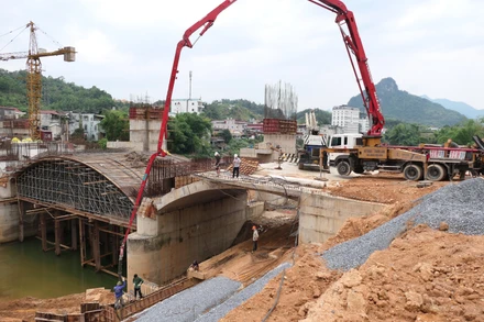 Đơn vị thi công đập dâng nước tạo cảnh quan thành phố Hà Giang sẵn sàng di dời người, máy móc khi mực nước dâng cao.