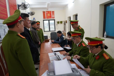 Cơ quan Điều tra công bố quyết định khởi tố bị can, lệnh bắt bị can để tạm giam đối với 2 đối tượng.