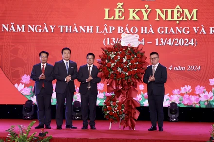 Đồng chí Lê Quốc Minh, Ủy viên Trung ương Đảng, Tổng Biên tập Báo Nhân Dân, Phó Trưởng Ban Tuyên giáo Trung ương, Chủ tịch Hội Nhà báo Việt Nam tặng hoa chúc mừng Báo Hà Giang.