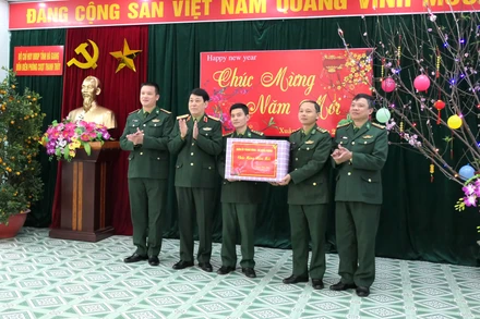 Đại tướng Lương Cường tặng quà Đồn Biên phòng Cửa khẩu Quốc tế Thanh Thủy. 