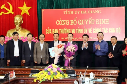 Các đồng chí lãnh đạo tỉnh Hà Giang trao quyết định, tặng hoa chúc mừng các đồng chí được điều động, bổ nhiệm.