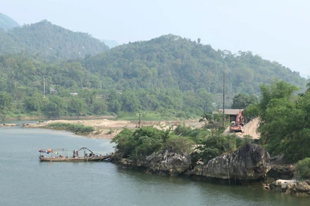 Khai thác cát làm vật liệu xây dựng thông thường trên sông Lô, huyện Vị Xuyên (Hà Giang).