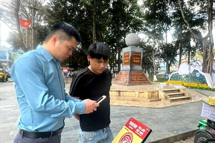 Du khách check-in điểm đến tại Km0, thành phố Hà Giang.