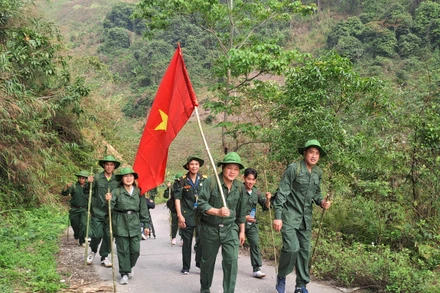 Trải nghiệm chương trình du lịch "Hành quân theo bước chân anh".