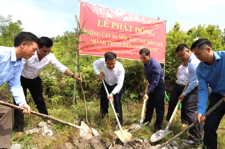 Các đồng chí lãnh đạo huyện Đồng Văn trồng cây xanh tại xã Lũng Cú.