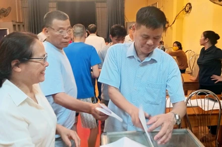 Đại diện các hộ gia đình tại thành phố Hà Giang bỏ phiếu về chủ trương sắp xếp đơn vị hành chính cấp tỉnh.