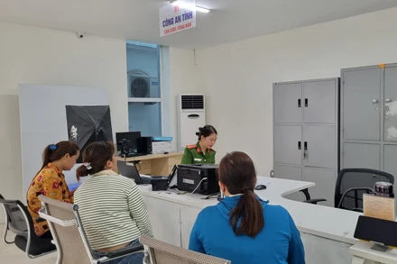 Người dân đến làm thủ tục hành chính tại Trung tâm Phục vụ hành chính công tỉnh Hà Giang.