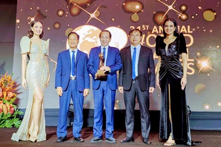 Các đồng chí lãnh đạo tỉnh Hà Giang tại Lễ trao giải thưởng World Travel Awards 2024.