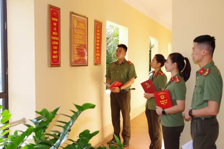 Tuổi trẻ Công an Hà Giang học tập 6 điều Bác Hồ dạy và 2 lời căn dặn “Danh dự là điều thiêng liêng, cao quý nhất” và “Lúc dân cần, lúc dân khó, có công an”.