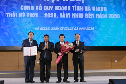 Bộ trưởng Kế hoạch và Đầu tư trao quyết định phê duyệt quy hoạch cho lãnh đạo tỉnh Hà Giang. 