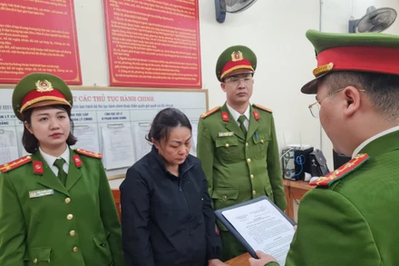 Cơ quan công an đọc lệnh bắt tạm giam đối với bị can Vũ Thị Thu Hòa.