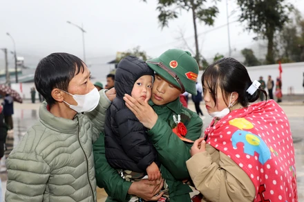 Tân binh huyện Đồng Văn chia tay gia đình lên đường nhập ngũ. Ảnh: KIM TIẾN